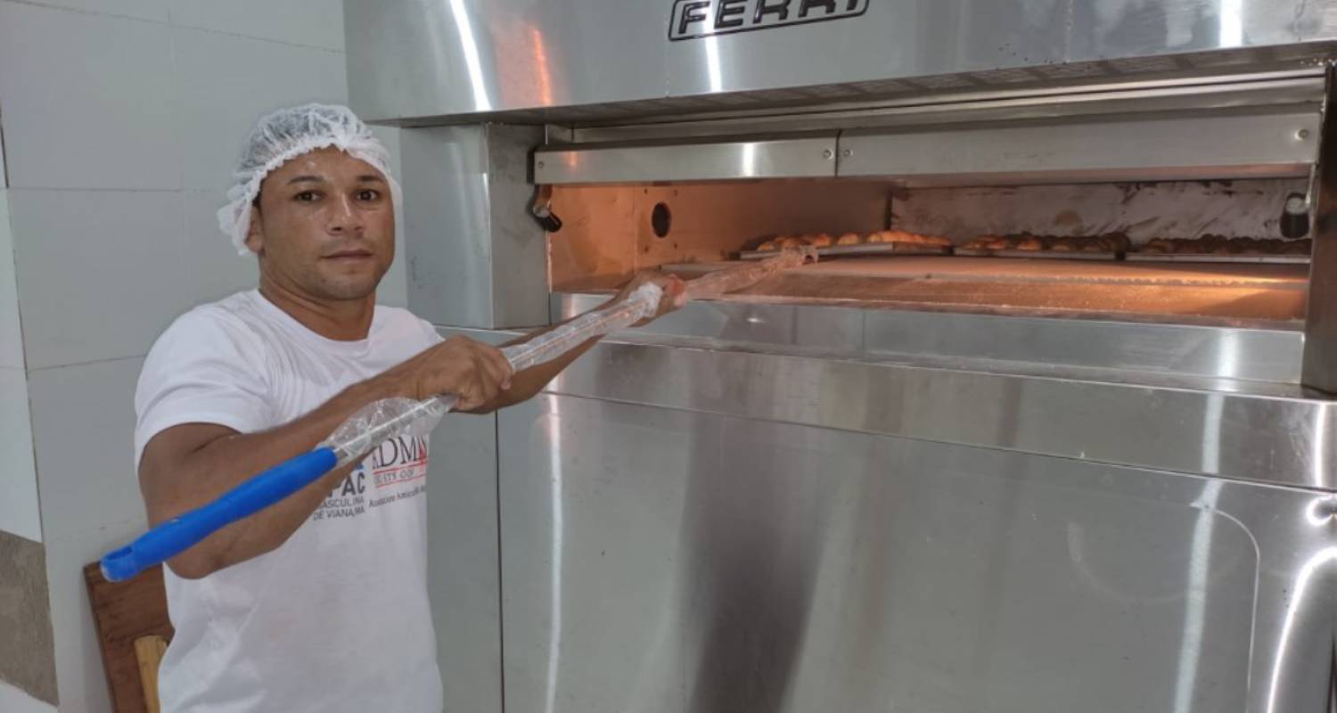 pizzaiolo che inforna pizza